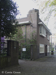 Huis gezien naar Middenweg. Schoorsteen in stijl torentje K. Onneslaan.
              <br/>
              Corrie Groen- Pickhard, 2015-05-07